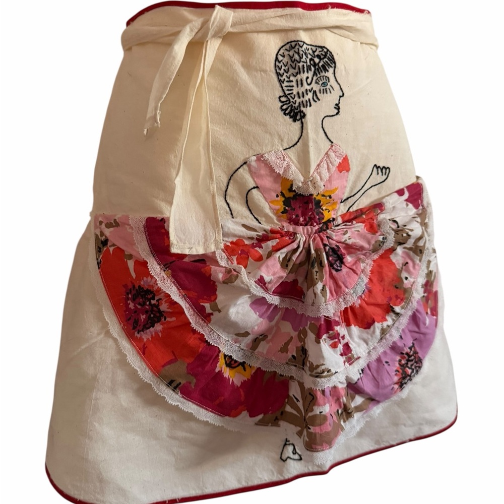 Vintage half apron with embroidered dancing lady 💃🏾 with a patchwork skirt - Picture 2 of 11